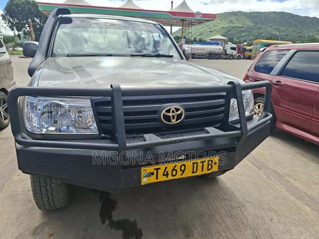 Toyota Land Cruiser 100 4.2 2006 Gray