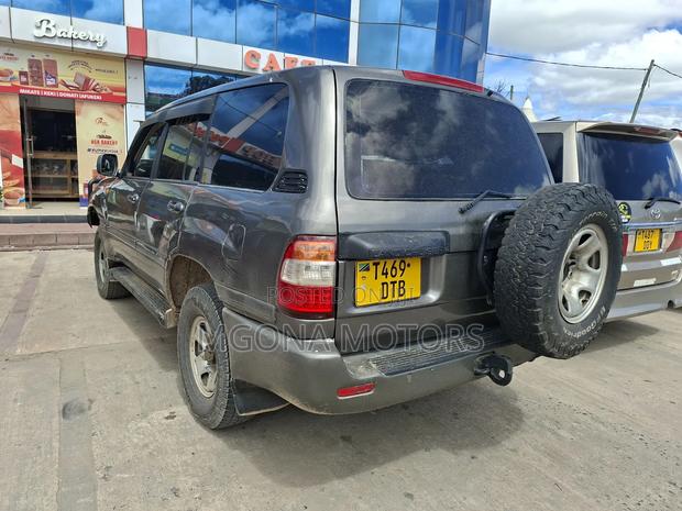 Toyota Land Cruiser 100 4.2 2006 Gray