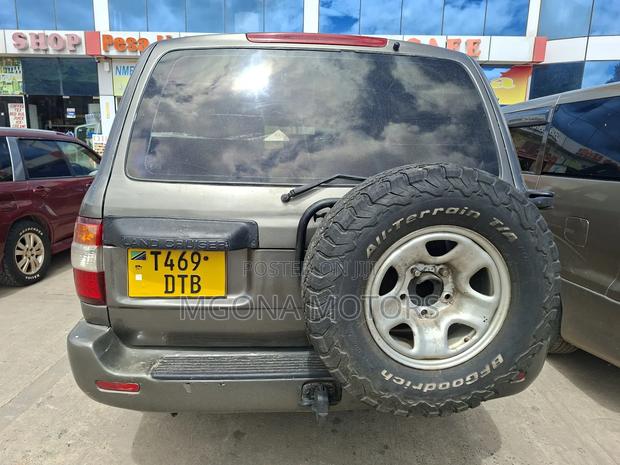 Toyota Land Cruiser 100 4.2 2006 Gray