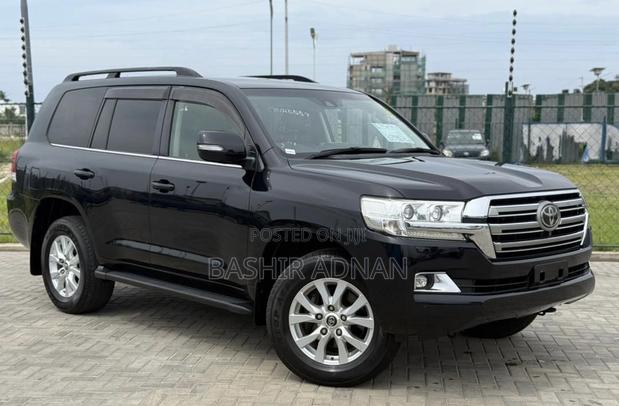 Toyota Land Cruiser 4.6 V8 AX 2017 Black