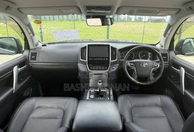 Toyota Land Cruiser 4.6 V8 AX 2017 Black
