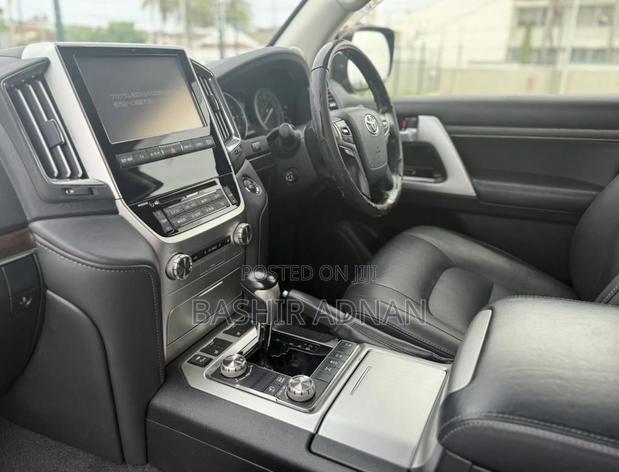 Toyota Land Cruiser 4.6 V8 AX 2017 Black
