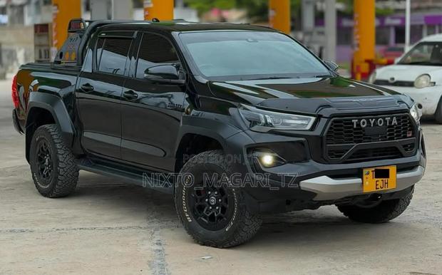 Toyota Hilux 2024 Black