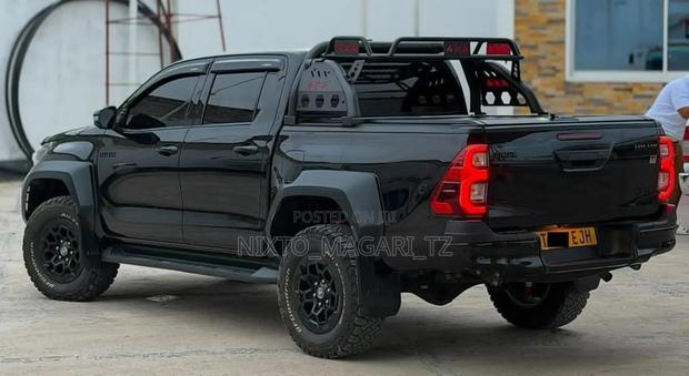 Toyota Hilux 2024 Black