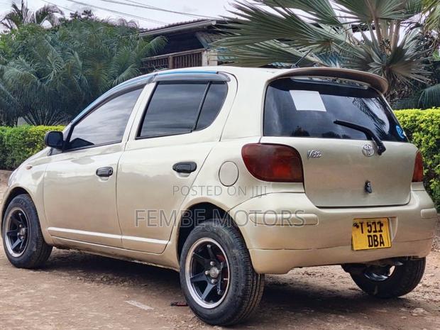 Toyota Vitz 2004 Gold