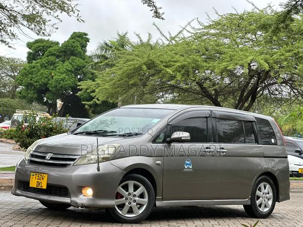 Toyota ISIS 2006 Gray