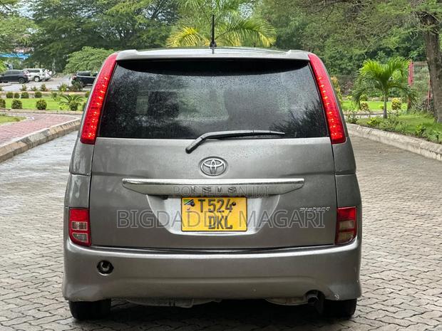 Toyota ISIS 2006 Gray