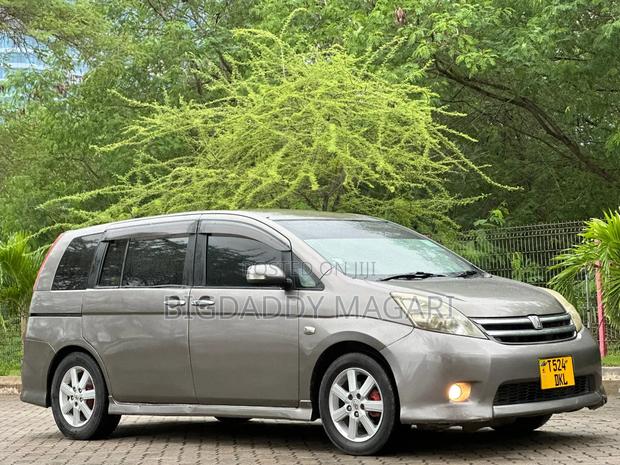 Toyota ISIS 2006 Gray