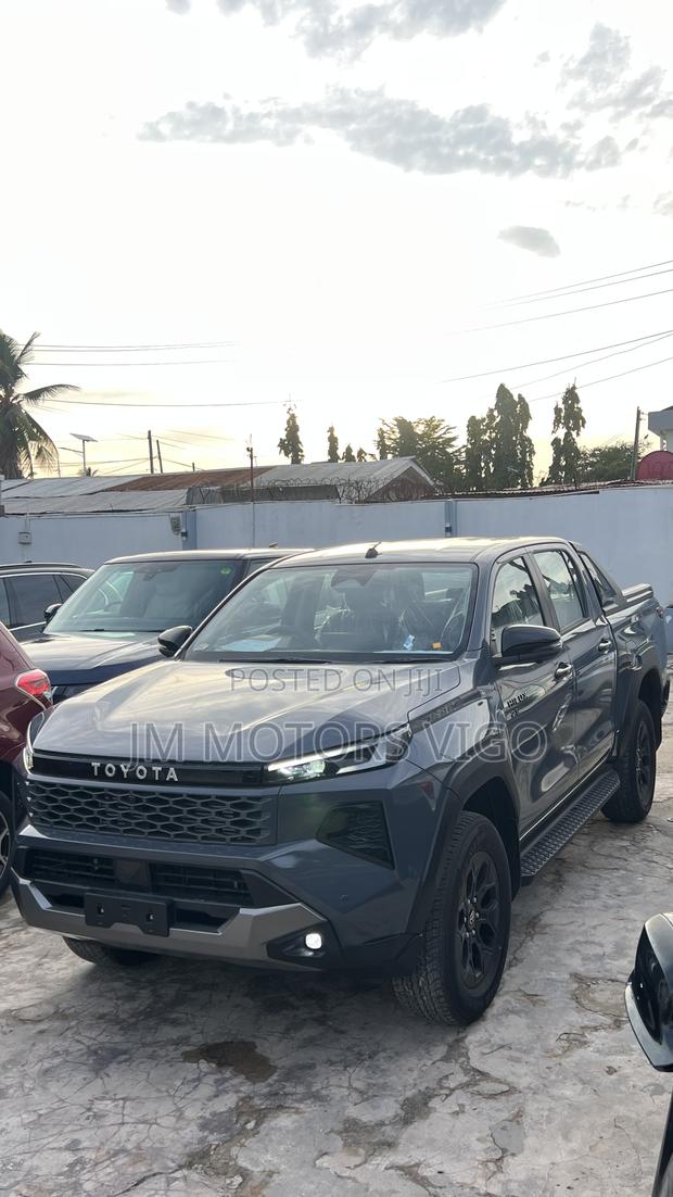 New Toyota Hilux 2025 Gray