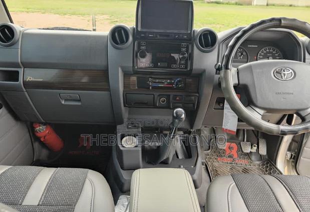 Toyota Land Cruiser 2015 Silver