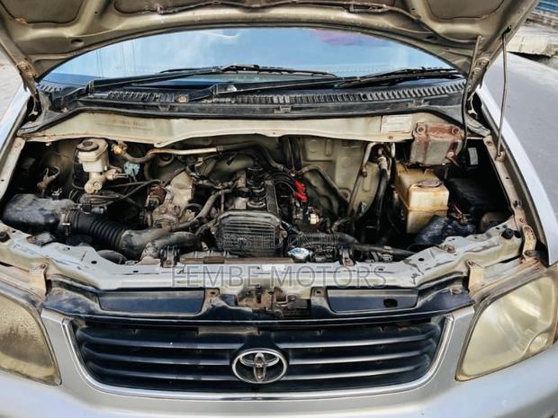 Toyota Noah 2001 Silver
