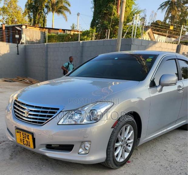 Toyota Crown 2010 Silver