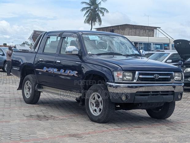 Toyota Hilux 2001 Blue