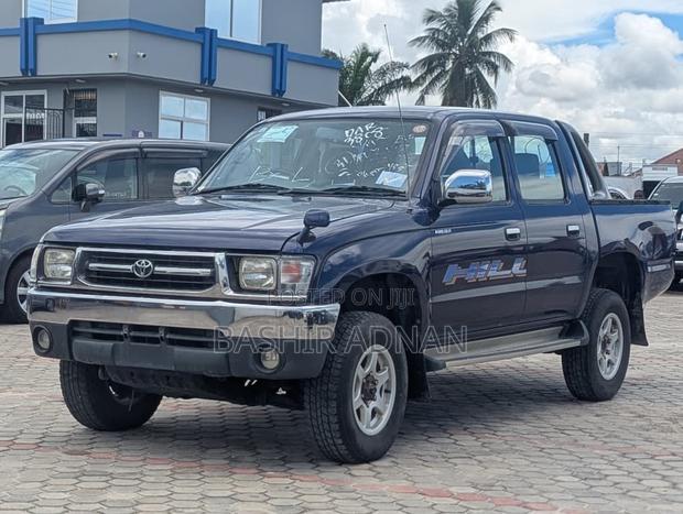 Toyota Hilux 2001 Blue