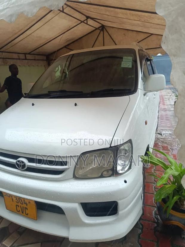 Toyota Noah 2001 White