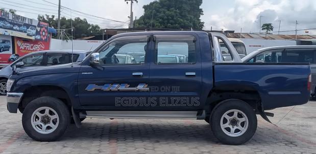 Toyota Hilux 2001 Blue