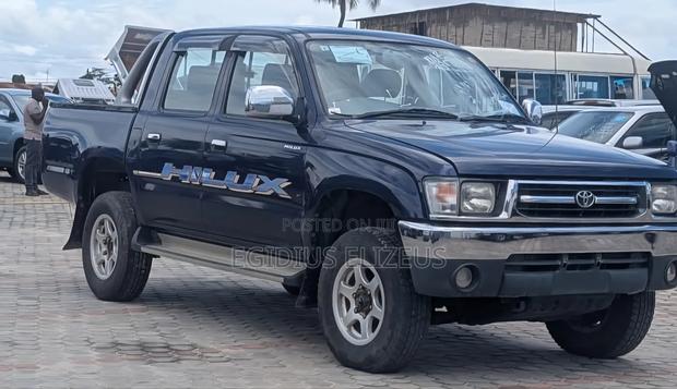 Toyota Hilux 2001 Blue