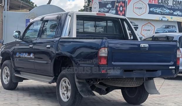 Toyota Hilux 2001 Blue