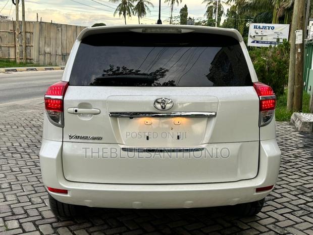 Toyota Vanguard 2012 White