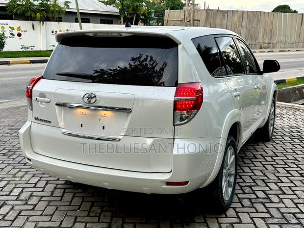 Toyota Vanguard 2012 White