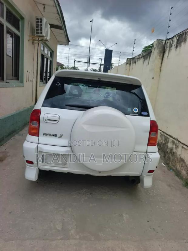 Toyota RAV4 2001 White