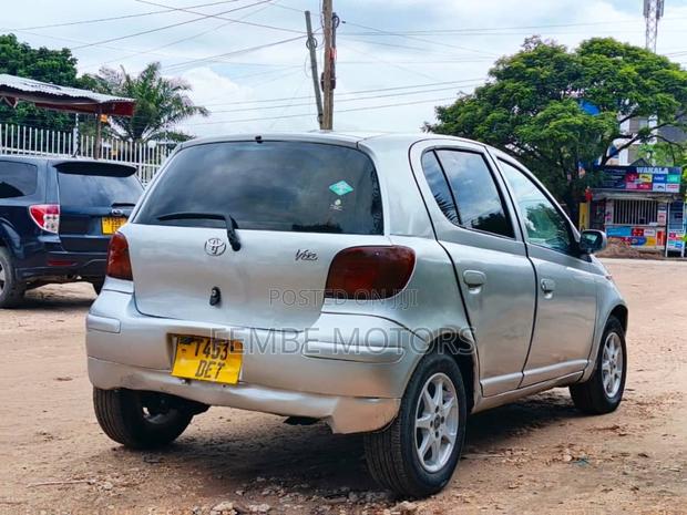 Toyota Vitz 2005 Silver