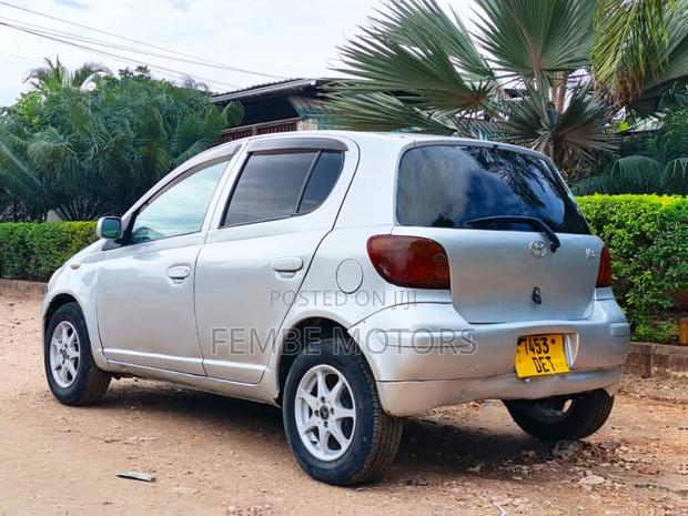 Toyota Vitz 2005 Silver
