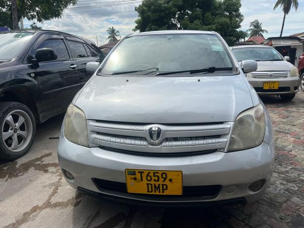 Toyota IST 2005 Silver