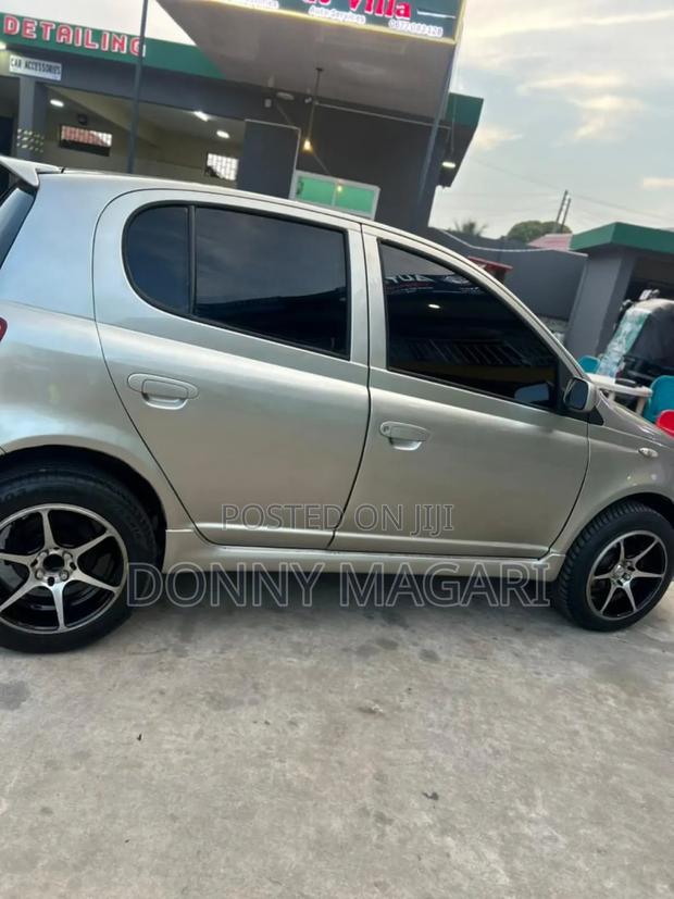 Toyota Vitz 2004 Silver