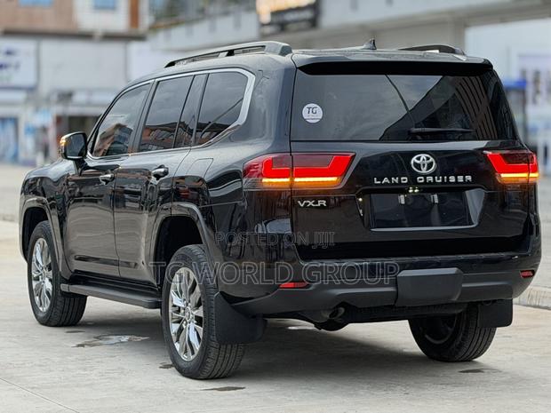 Toyota Land Cruiser LC300 2024 Black