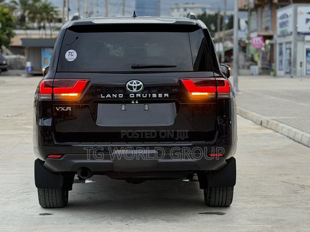 Toyota Land Cruiser LC300 2024 Black