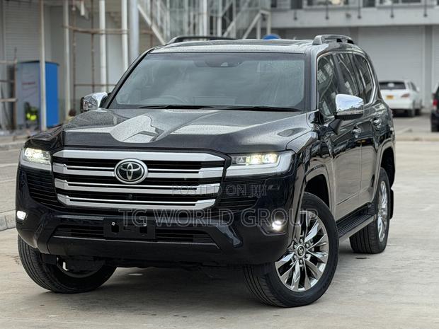 Toyota Land Cruiser LC300 2024 Black