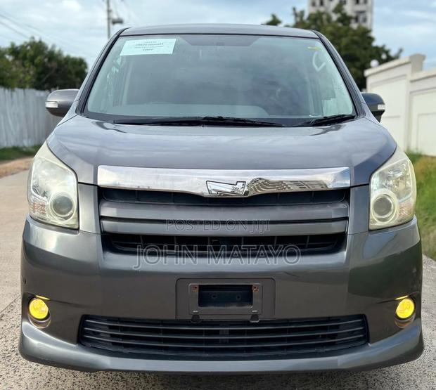 Toyota Noah 2007 Gray