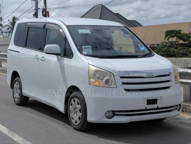 Toyota Noah 2.0 143hp AWD (7 Seater) 2008 White