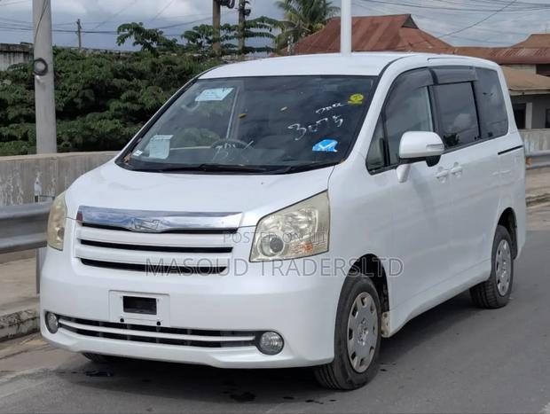 Toyota Noah 2.0 143hp AWD (7 Seater) 2008 White