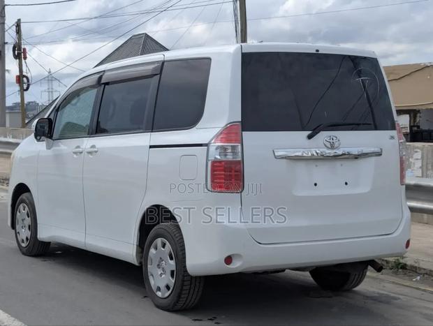 Toyota Noah 2.0 143hp AWD (7 Seater) 2008 White