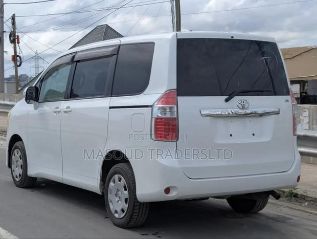 Toyota Noah 2.0 143hp AWD (7 Seater) 2008 White