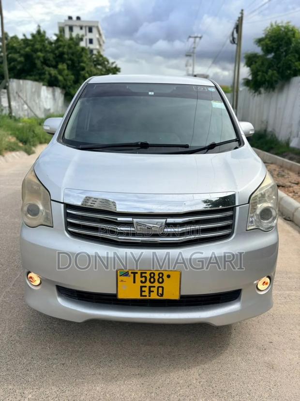Toyota Noah 2013 Silver