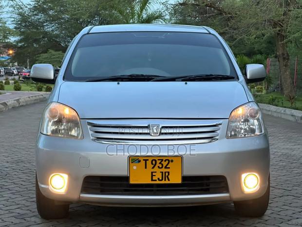 Toyota Raum 2005 Silver