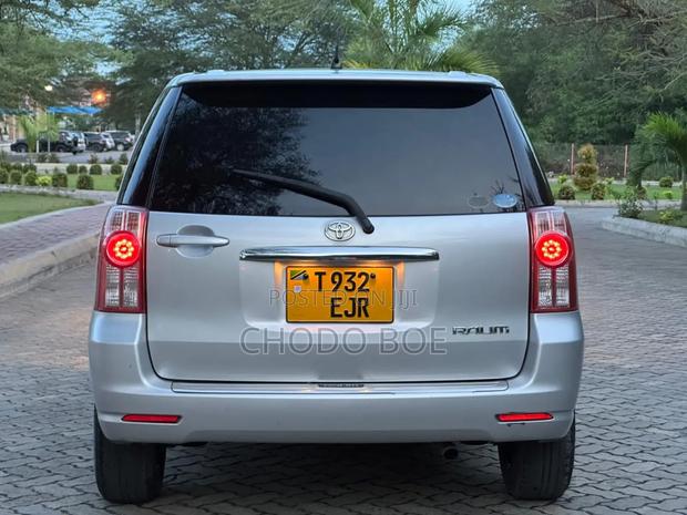 Toyota Raum 2005 Silver