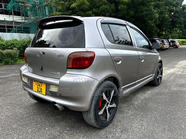 Toyota Vitz 2005 Gray
