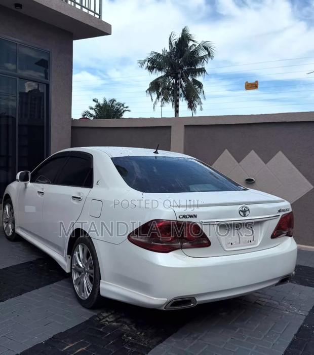 Toyota Crown 2010 White