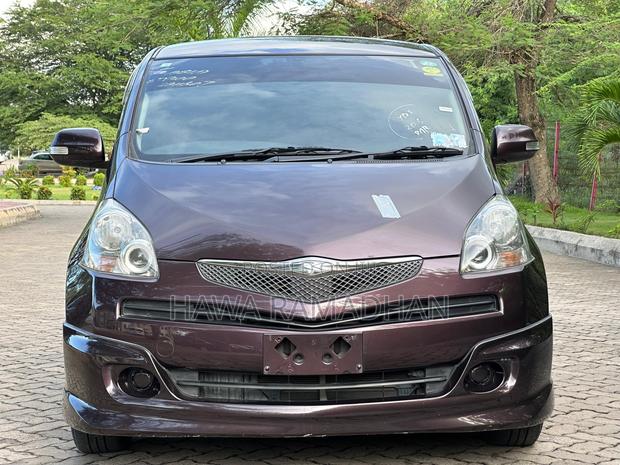 Toyota Ractis 2010 Maroon