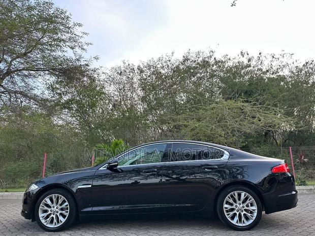 Jaguar XF 4dr Sedan (2.0L 4cyl Turbo 8A) 2014 Black
