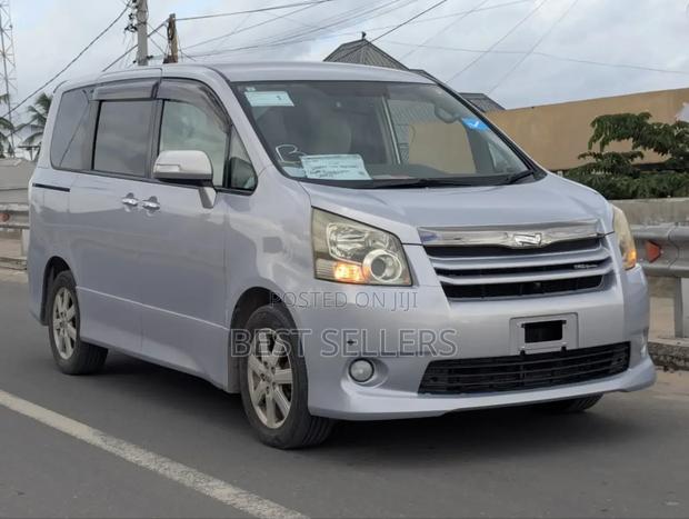 Toyota Noah 2.0 143hp AWD (8 Seater) 2008 Silver