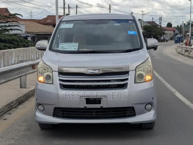 Toyota Noah 2.0 143hp AWD (8 Seater) 2008 Silver