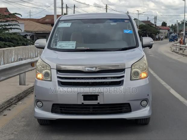 Toyota Noah 2.0 143hp AWD (8 Seater) 2008 Silver