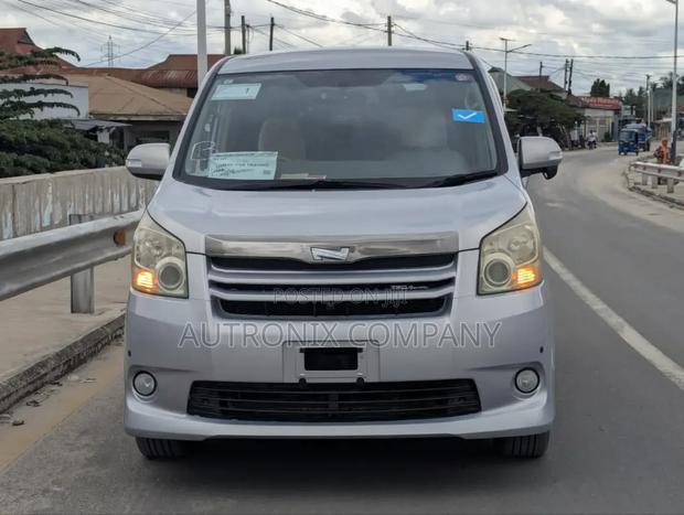 Toyota Noah 2.0 143hp AWD (8 Seater) 2008 Silver