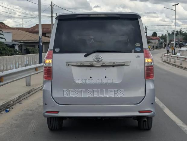 Toyota Noah 2.0 143hp AWD (8 Seater) 2008 Silver