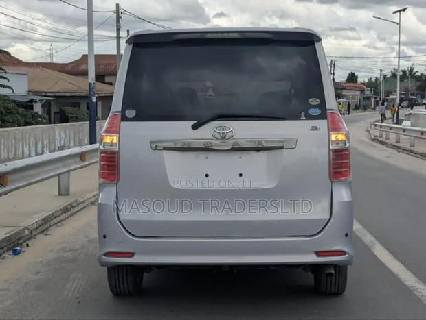 Toyota Noah 2.0 143hp AWD (8 Seater) 2008 Silver